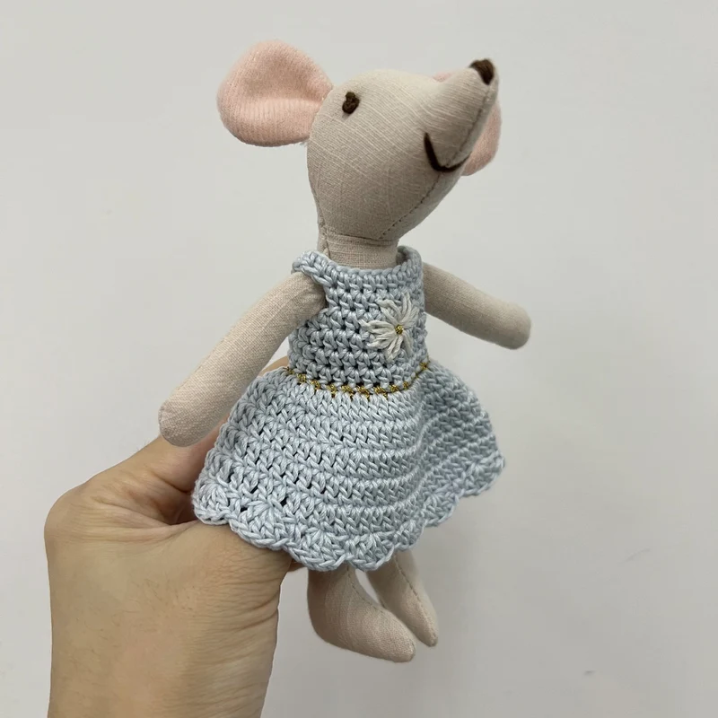 Handgefertigte Baumwolle Maus Puppe mit gehäkeltem Blumenkleid