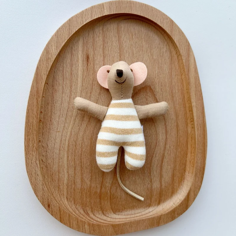 Handgefertigte Baumwolle Maus Puppe mit gehäkeltem Blumenkleid
