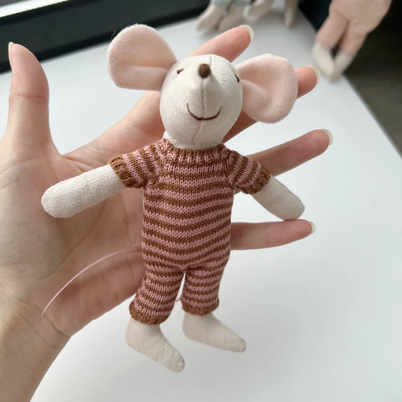 Handgefertigte Baumwolle Maus Puppe mit gehäkeltem Blumenkleid