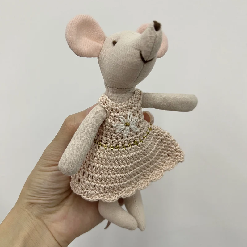 Handgefertigte Baumwolle Maus Puppe mit gehäkeltem Blumenkleid