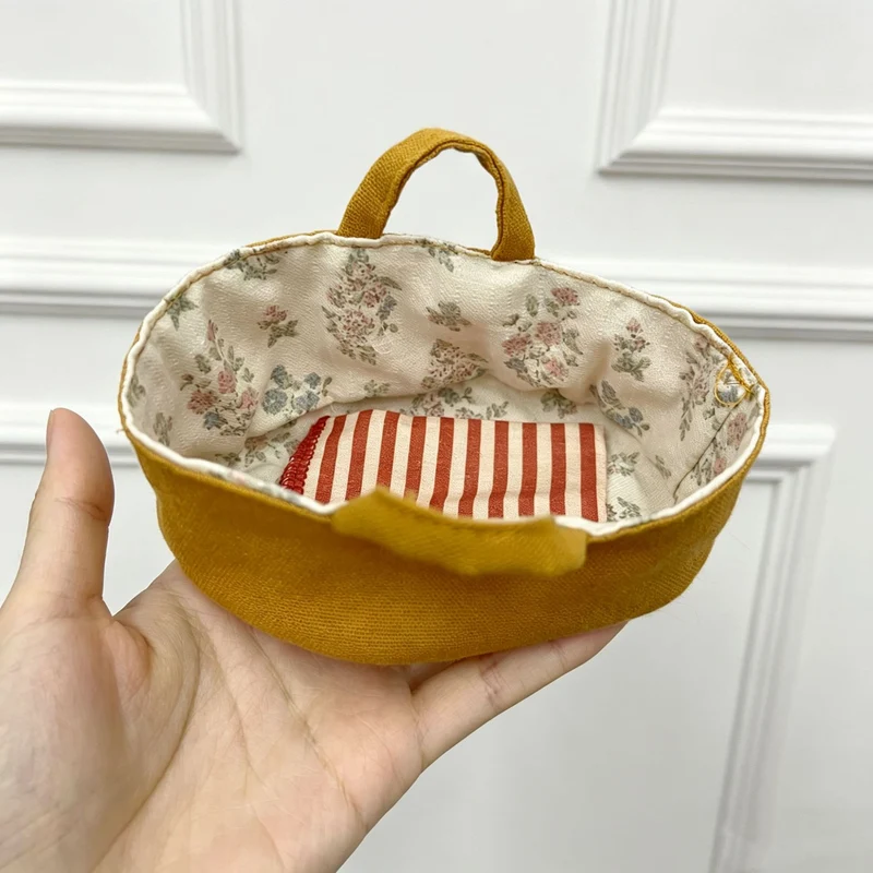 Handgefertigte Baumwolle Maus Puppe mit gehäkeltem Blumenkleid