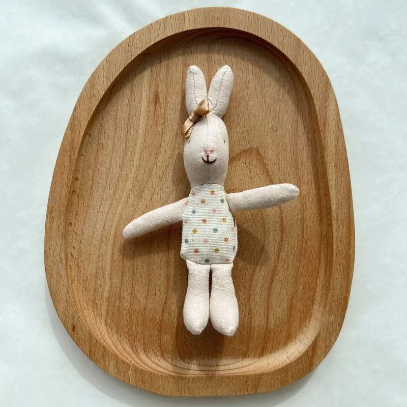 Handgenähte Leinen-Hasen-Schnuffeltuch-Puppe mit Karo-Taschenkleid