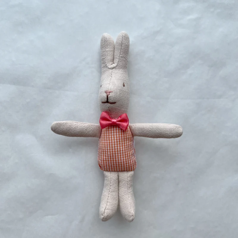 Handgenähte Leinen-Hasen-Schnuffeltuch-Puppe mit Karo-Taschenkleid