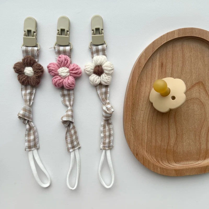 Blumenstrick Schnullerclip mit Gingham-Baumwollriemen
