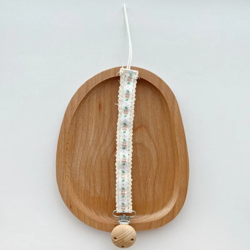 Blumenbestickte Spitzen-Schnuller- und Beißring-Holzklammer