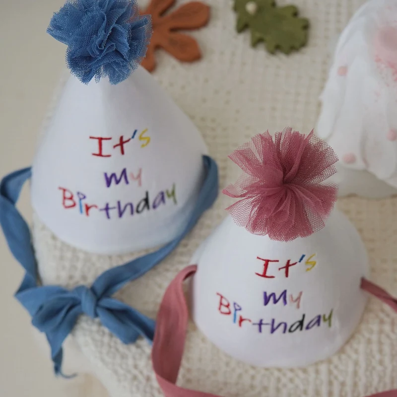 Bestickte Baumwoll-Geburtstags-Tüten-Party-Haube mit Tüll-Pom und Bandbändern