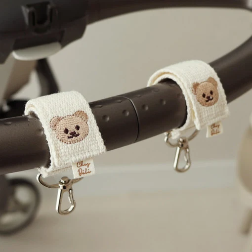 Abnehmbare gewebte Tasche mit gesticktem Bären und silbernen Drehclips