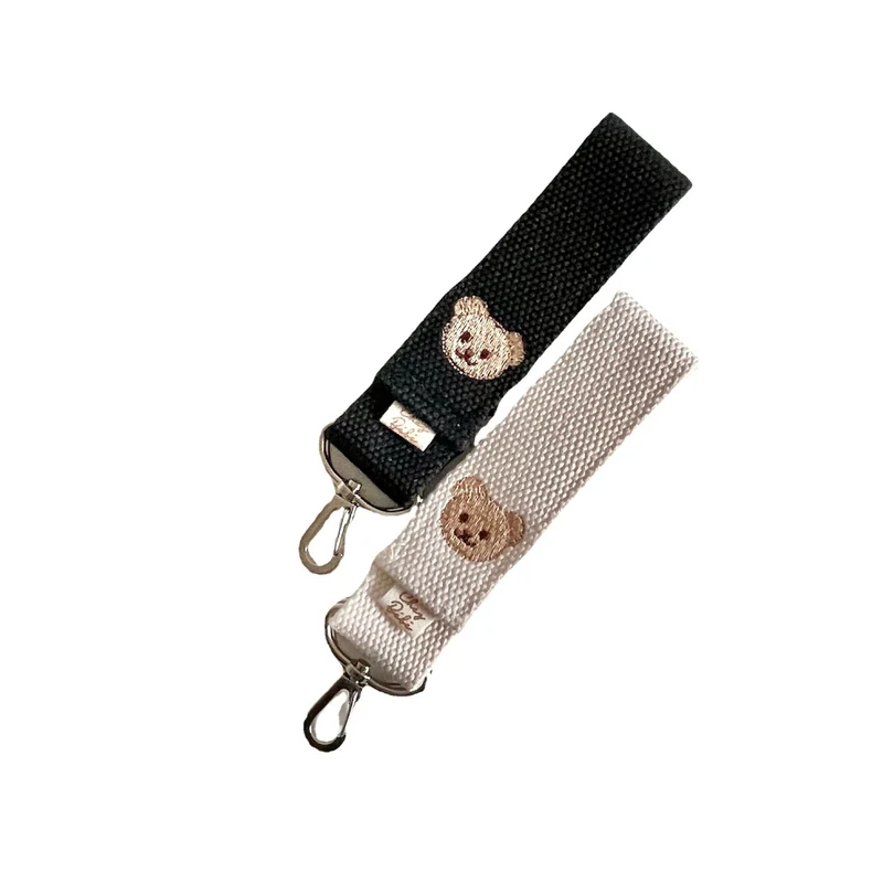 Abnehmbare gewebte Tasche mit gesticktem Bären und silbernen Drehclips