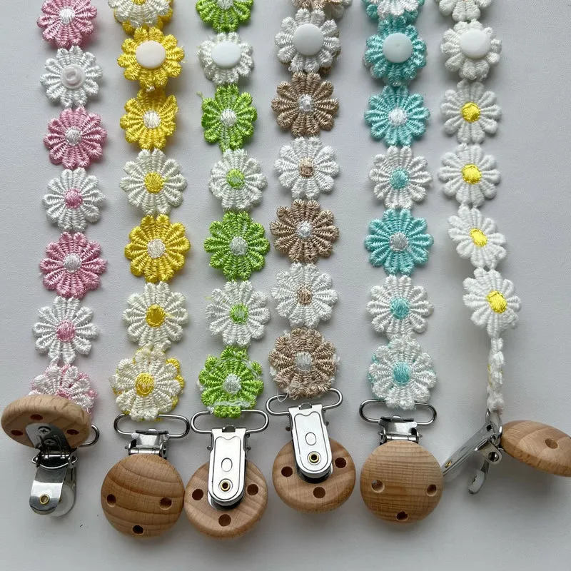 Häkelblumen-Schnullerclip mit Holzperlenclip