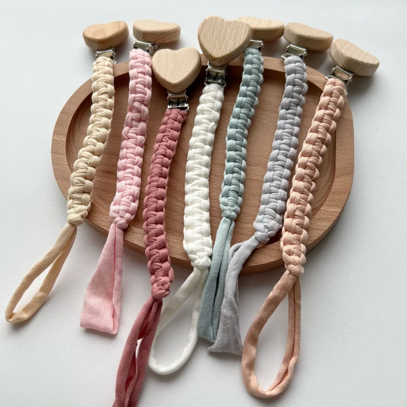 Geflochtener Stoff Schnullerclip mit Holzherz Sicherheitsklammer