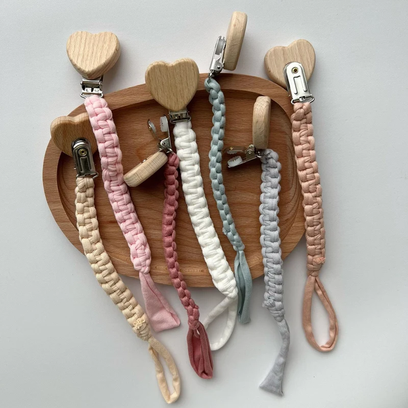 Geflochtener Stoff Schnullerclip mit Holzherz Sicherheitsklammer