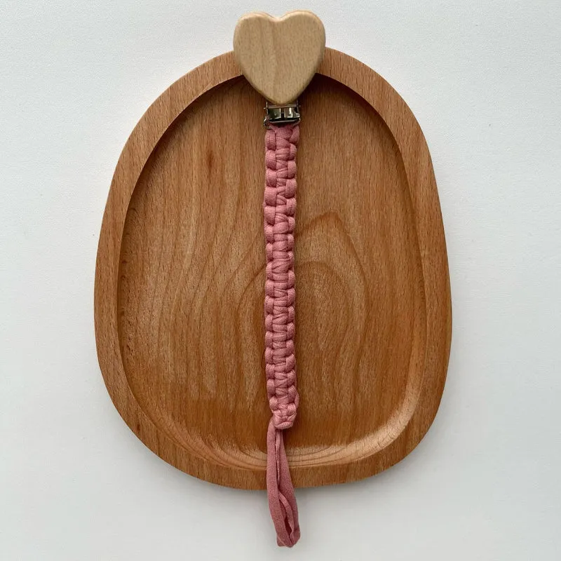Geflochtener Stoff Schnullerclip mit Holzherz Sicherheitsklammer