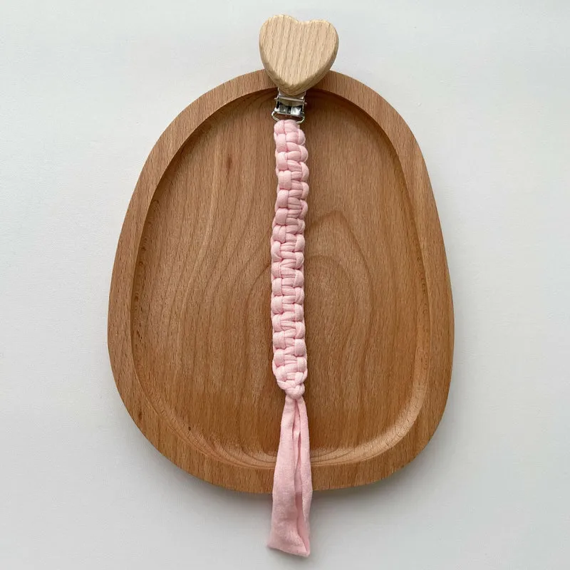 Geflochtener Stoff Schnullerclip mit Holzherz Sicherheitsklammer