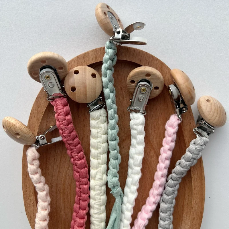 Geflochtener Baumwoll-Schnullerclip mit Holz-Sicherheitsclip