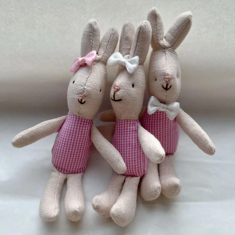 Miniatur Leinen Kaninchen Komforter Plüsch mit Gingham-Taschenkleid und Ripsband-Schleife