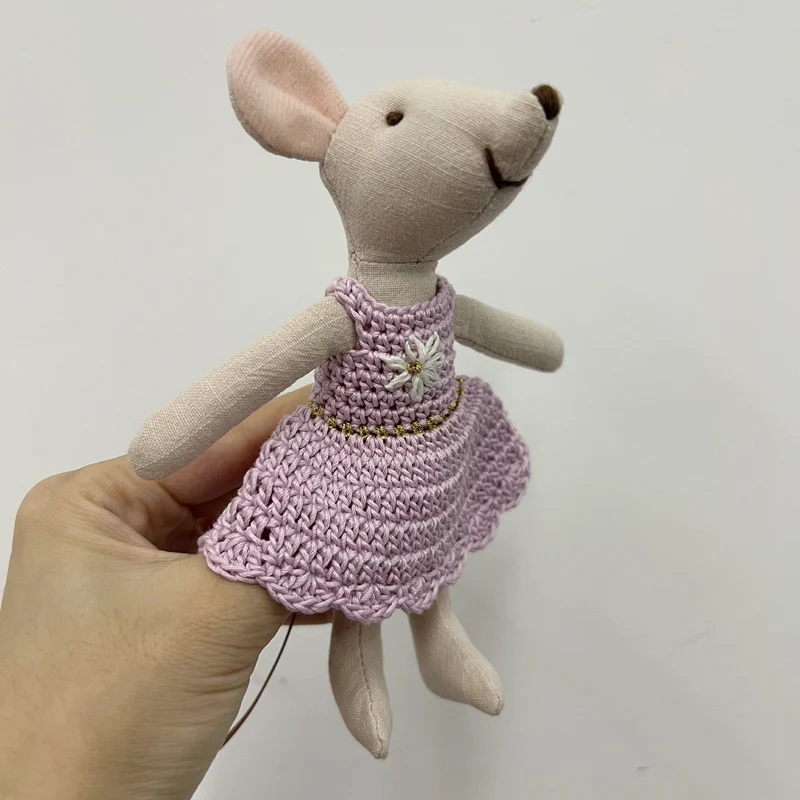 Miniatur handgenähte Leinenmaus Plüschtier mit gehäkeltem Kleid