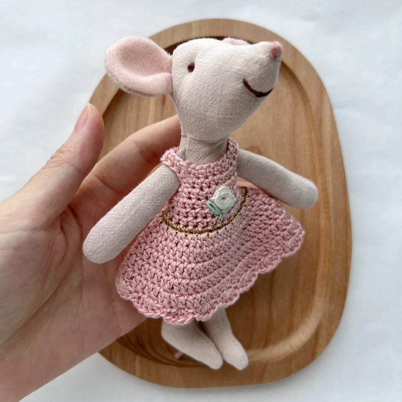 Miniatur handgenähte Leinenmaus Plüschtier mit gehäkeltem Kleid