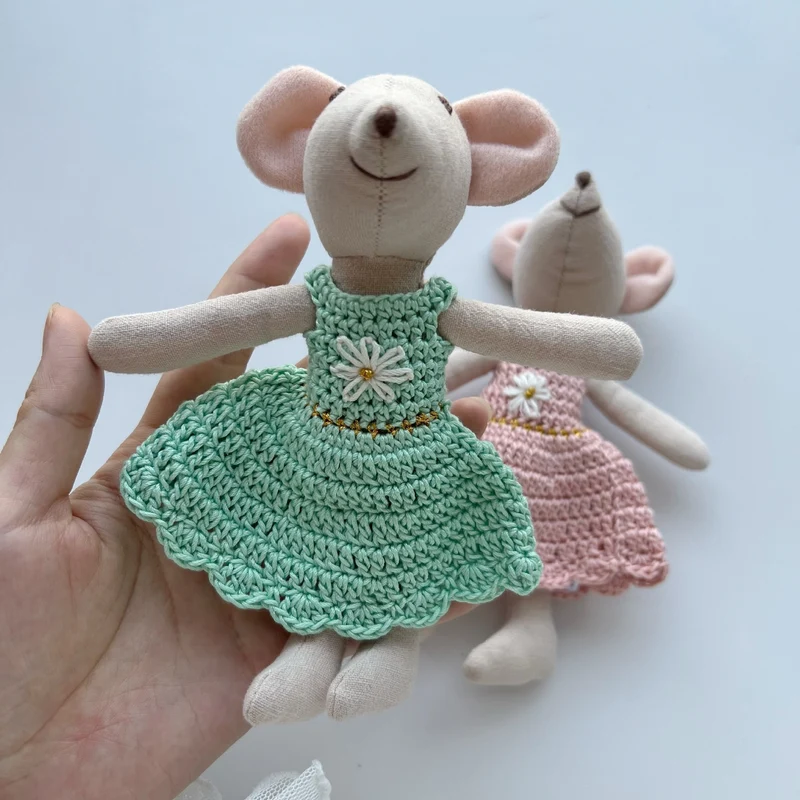 Miniatur handgenähte Leinenmaus Plüschtier mit gehäkeltem Kleid