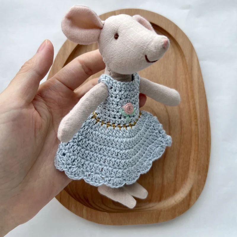 Miniatur handgenähte Leinenmaus Plüschtier mit gehäkeltem Kleid