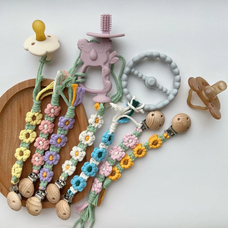 Makramee Blumen Schnullerclip mit Holz-Sicherheitsklammer