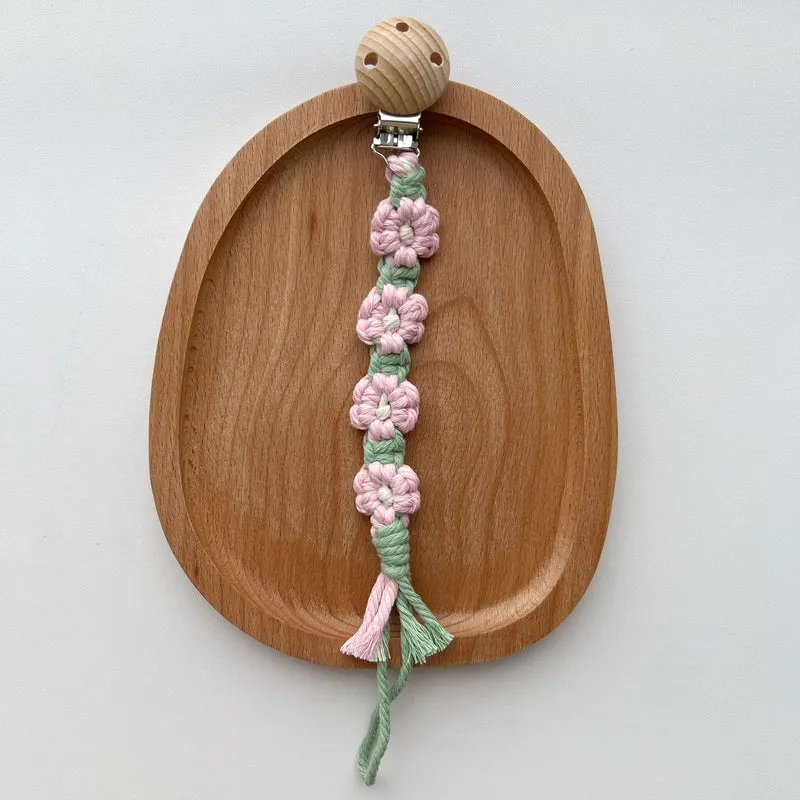 Makramee Blumen Schnullerclip mit Holz-Sicherheitsklammer