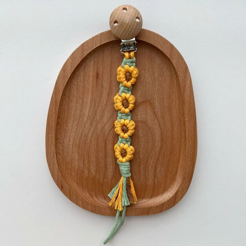 Makramee Blumen Schnullerclip mit Holz-Sicherheitsklammer