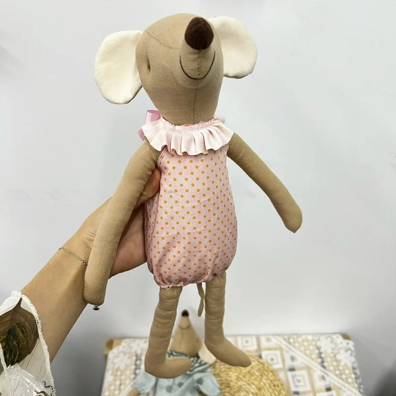 Handgefertigter Organic Cotton Langbein Bunny Plüsch mit besticktem Overall
