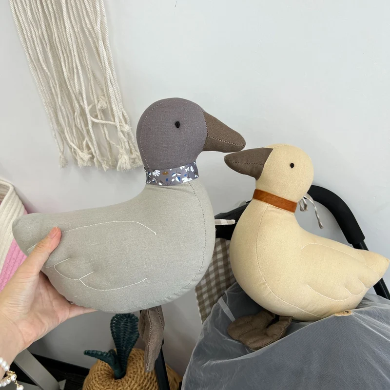 Handgemachte Leinen-Plüsch-Hasenpuppe mit Fliege und abnehmbaren Latzhosen
