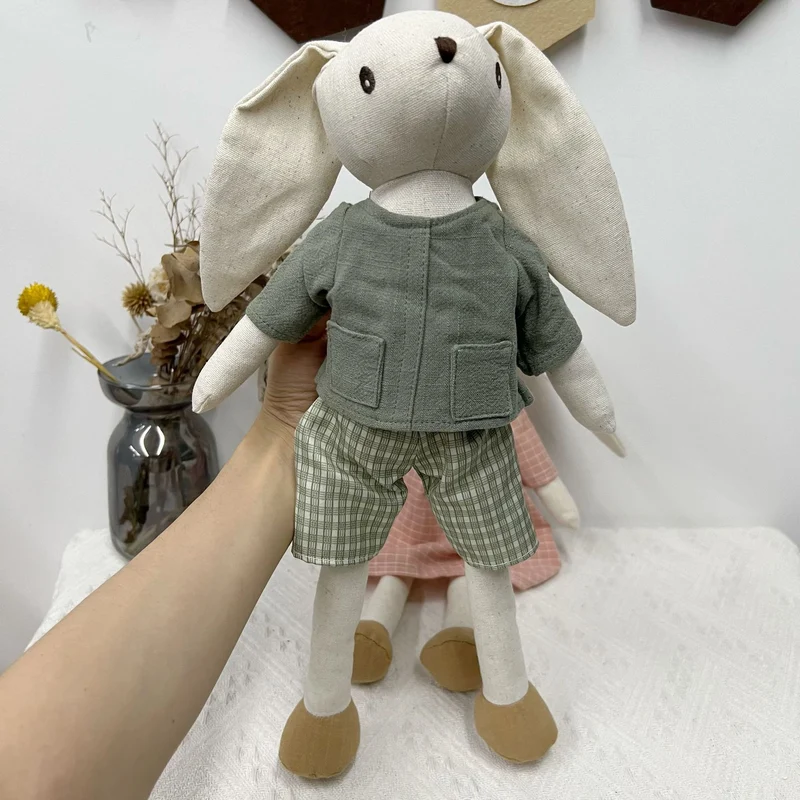 Handgemachte Leinen-Plüsch-Hasenpuppe mit Fliege und abnehmbaren Latzhosen