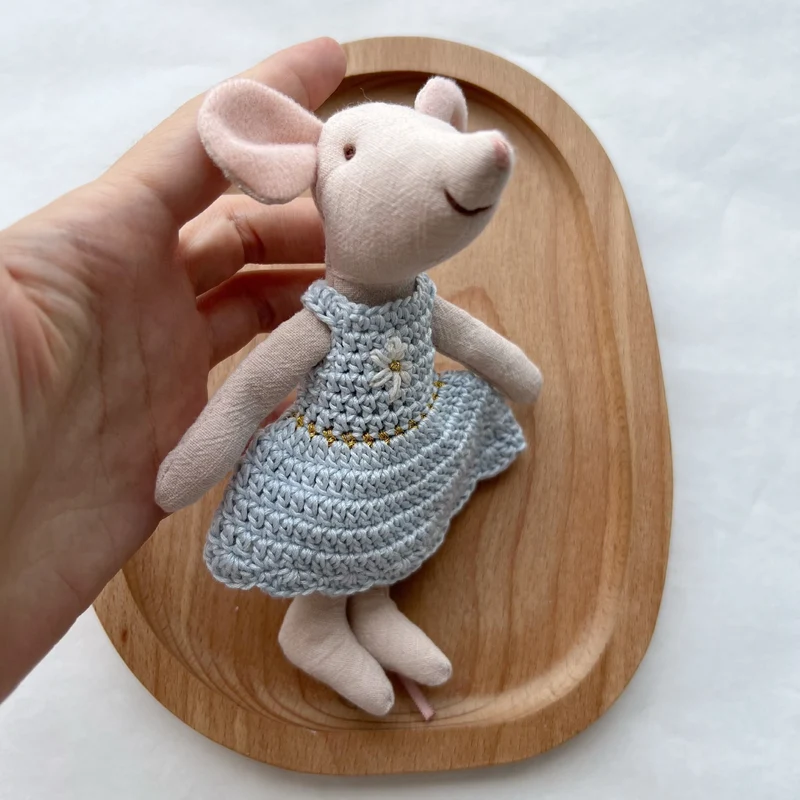 Handgemachte Leinenmaus Puppe mit gehäkeltem Minikleid