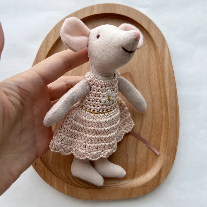 Handgemachte Leinenmaus Puppe mit gehäkeltem Minikleid