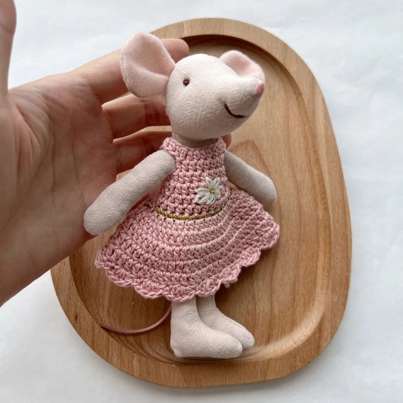 Handgemachte Leinenmaus Puppe mit gehäkeltem Minikleid