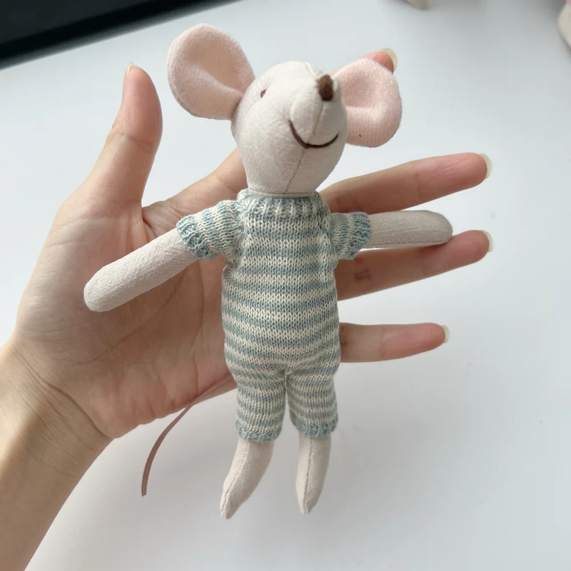 Handgemachte Leinenmaus Puppe mit gehäkeltem Kleid und bestickten Details