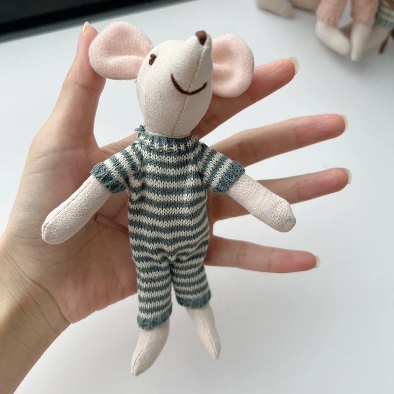 Handgemachte Leinenmaus Puppe mit gehäkeltem Kleid und bestickten Details