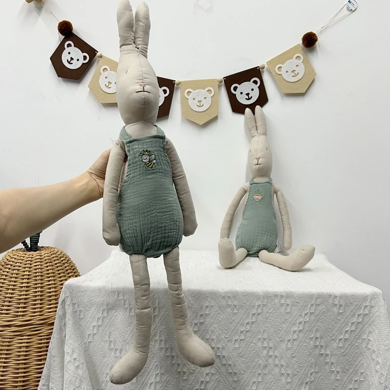 Handgemachte Leinen Lange-Glied-Bunny-Puppe mit gesticktem Karotten-Overalls
