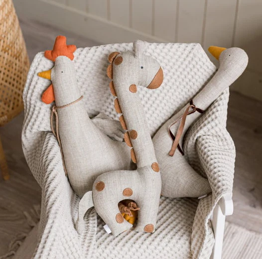 Handgemachte Leinen-Hase Weiche Stoffpuppe mit besticktem Latzkleid