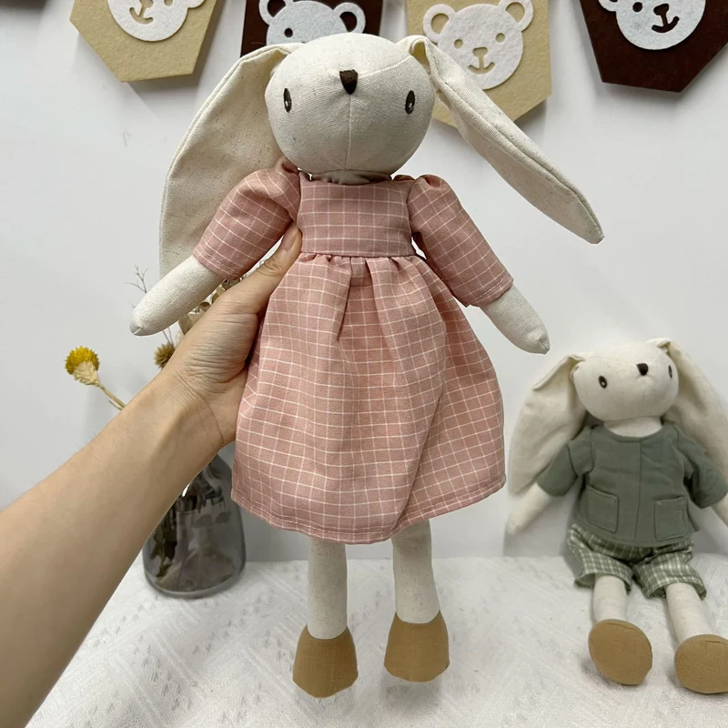 Handgemachte Leinen-Hase Weiche Stoffpuppe mit besticktem Latzkleid