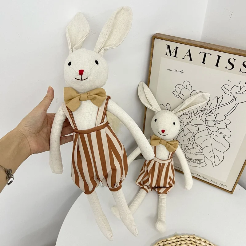 Handgemachte Leinenkaninchenpuppe mit kariertem Baumwollkleid