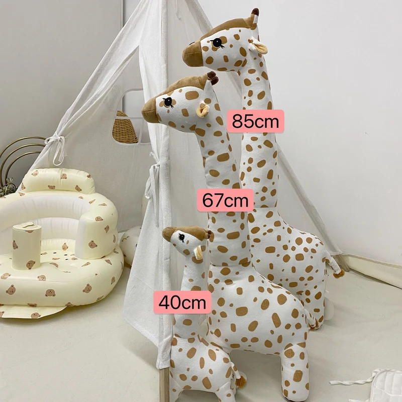 Handgemachte Leinenkaninchenpuppe mit kariertem Baumwollkleid