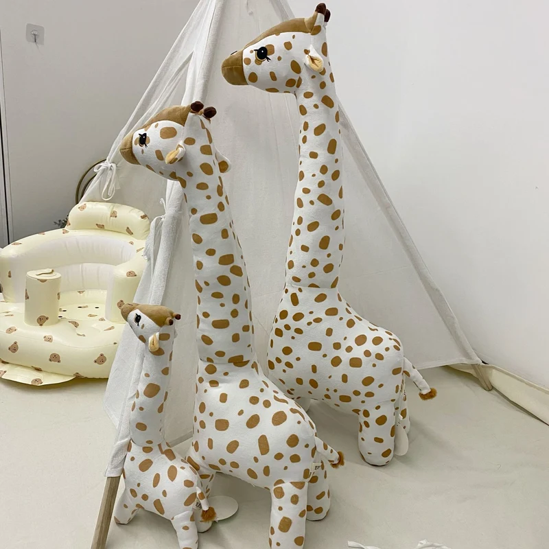 Handgemachte Leinenkaninchenpuppe mit kariertem Baumwollkleid