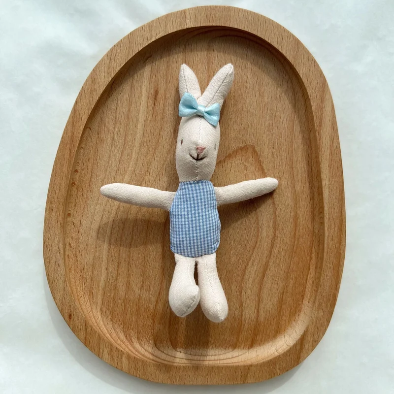 Handgemachte Leinen-Hase-Kuschelpuppe mit Karomuster-Outfit