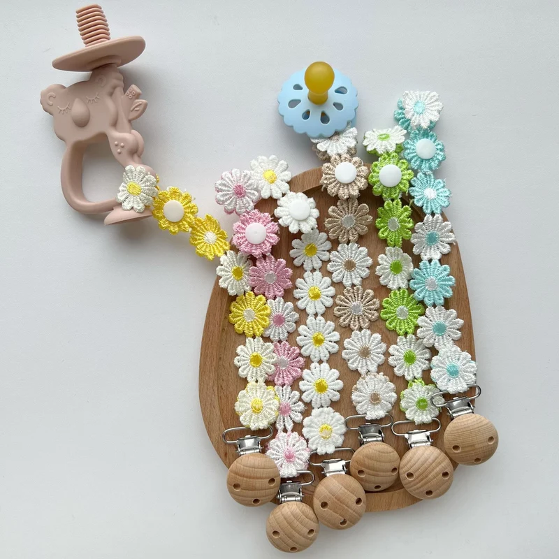 Handgemachter gehäkelter Gänseblümchen-Schnullerclip mit Holz-Sicherheitsklemme