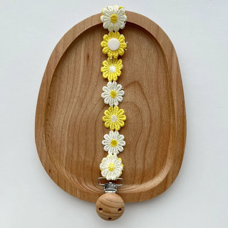 Handgemachter gehäkelter Gänseblümchen-Schnullerclip mit Holz-Sicherheitsklemme