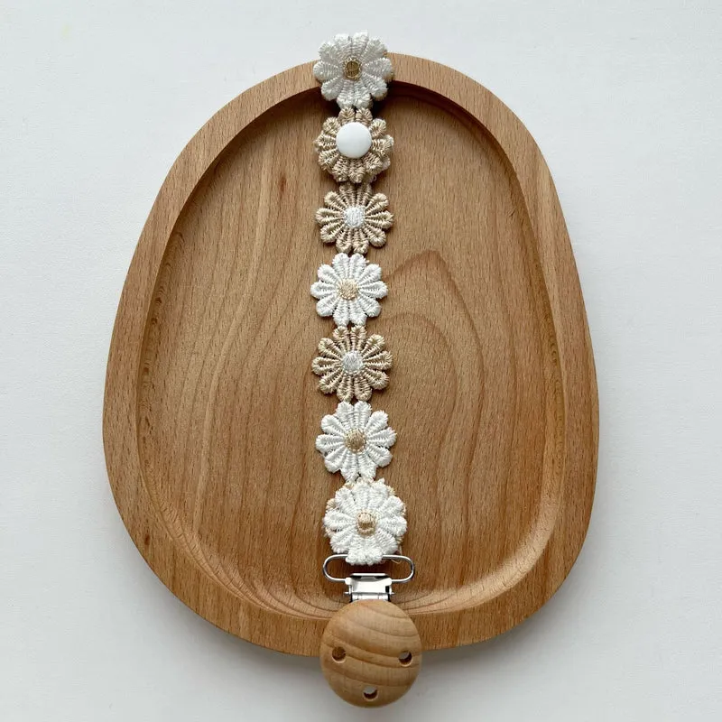 Handgemachter gehäkelter Gänseblümchen-Schnullerclip mit Holz-Sicherheitsklemme