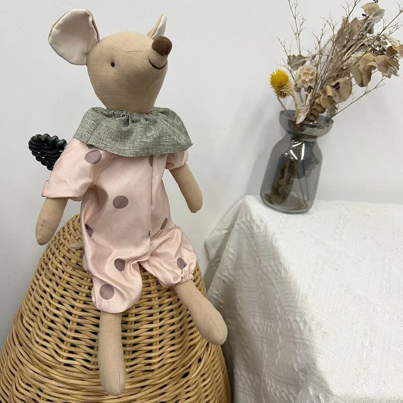 Handgefertigte Bio-Baumwoll-Punktemauspuppe mit Kleid und Korb
