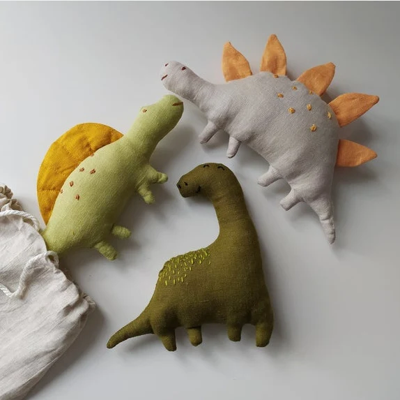 Handgefertigtes Plüschspielzeug Dinosaurier aus Bio-Baumwolle