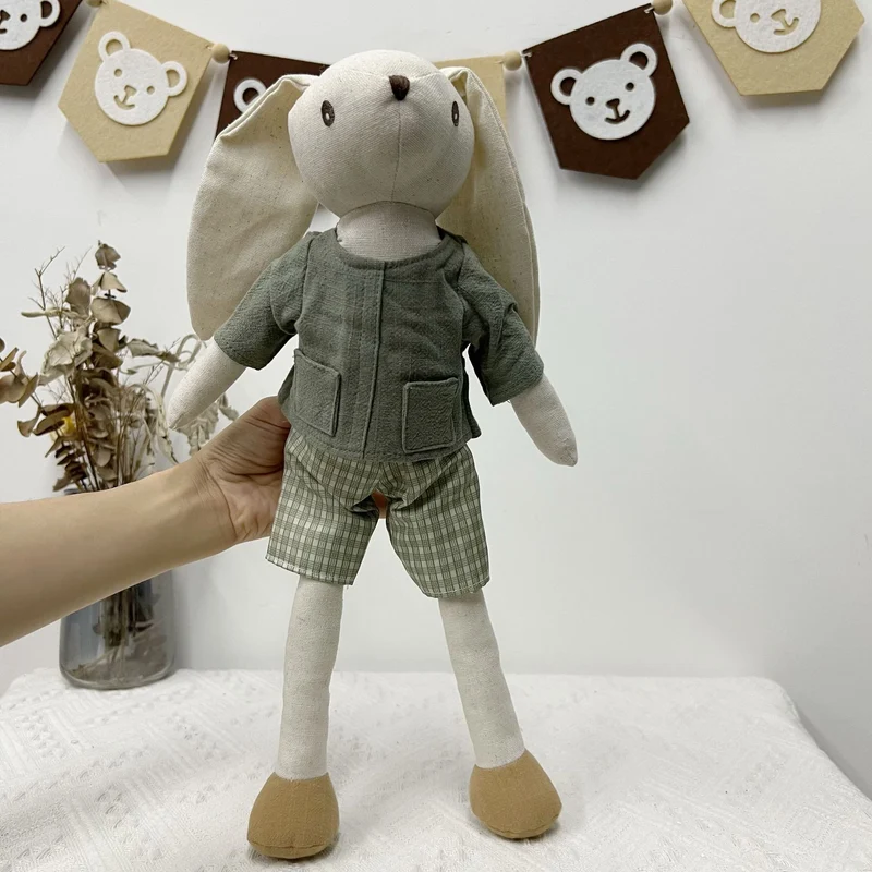 Handgefertigte Bio-Baumwolle Hasenpuppe mit Leinenjacke und karierten Shorts