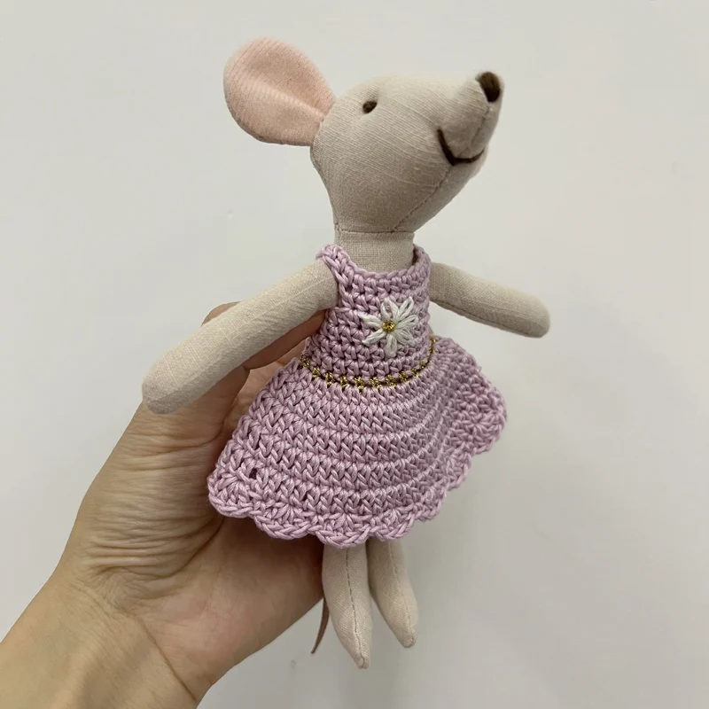 Handgefertigte Bio-Baumwolle Hasenpuppe mit Leinenjacke und karierten Shorts