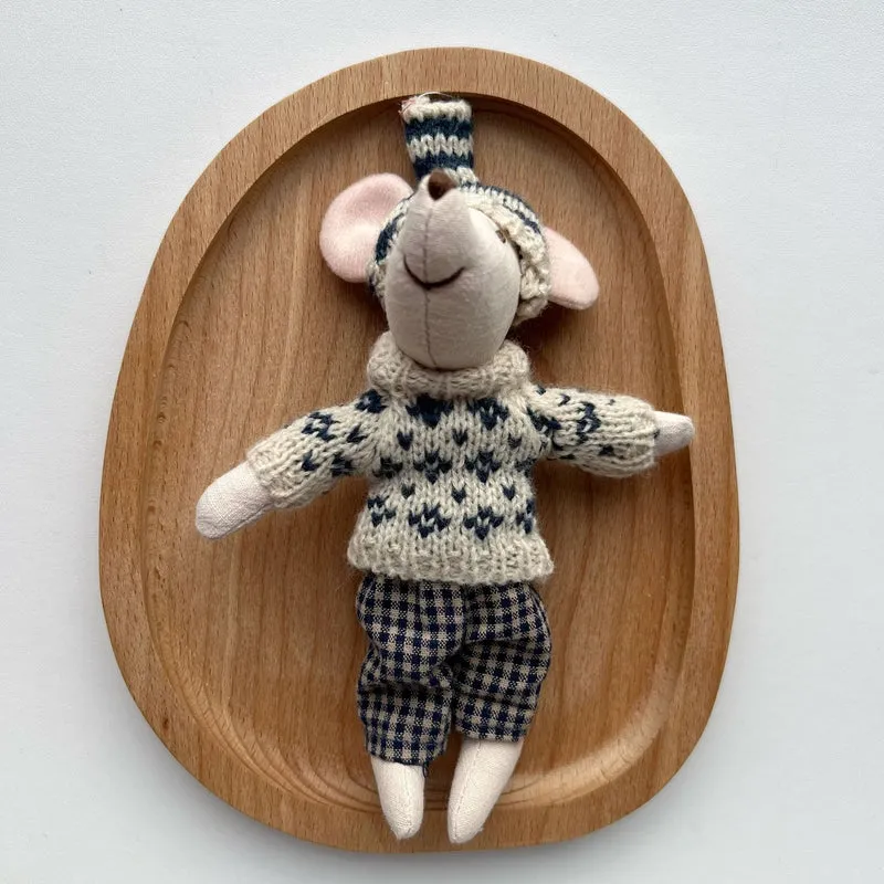 Handgefertigte Bio-Baumwolle Hasenpuppe mit Leinenjacke und karierten Shorts