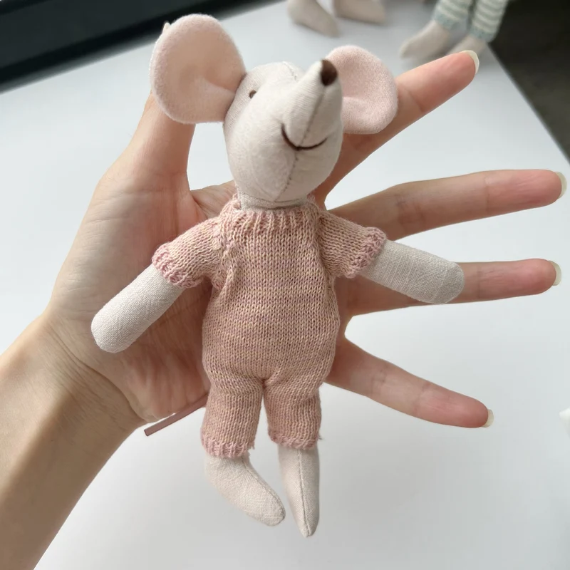 Handgefertigte Bio-Baumwolle Hasenpuppe mit Leinenjacke und karierten Shorts